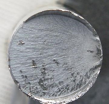 파단면의 매크로 관찰을 통해 파단 메커니즘을 추정합니다.